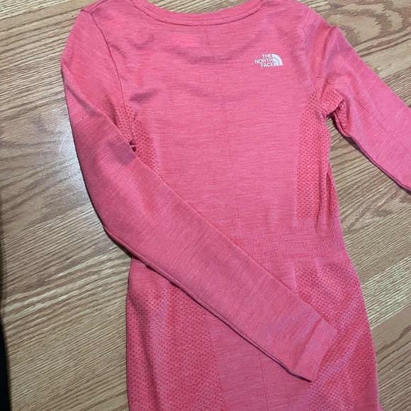 The North Face long sleeve top, worn once! Very slimming fit :) - Picture 6 of 8